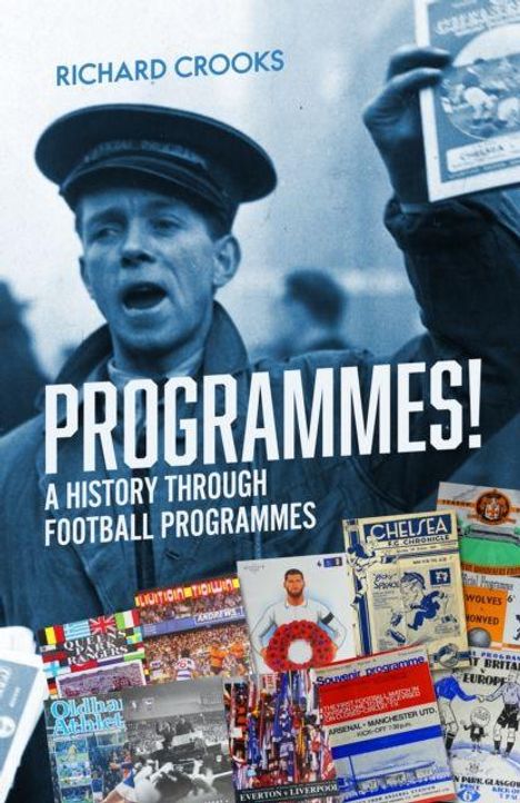 "PROGRAMMES! A HISTORY THROUGH FOOTBALL PROGRAMMES" zeigt einen Mann in Uniform, der Programme hochhält, mit diversen Fußballprogrammen darunter.