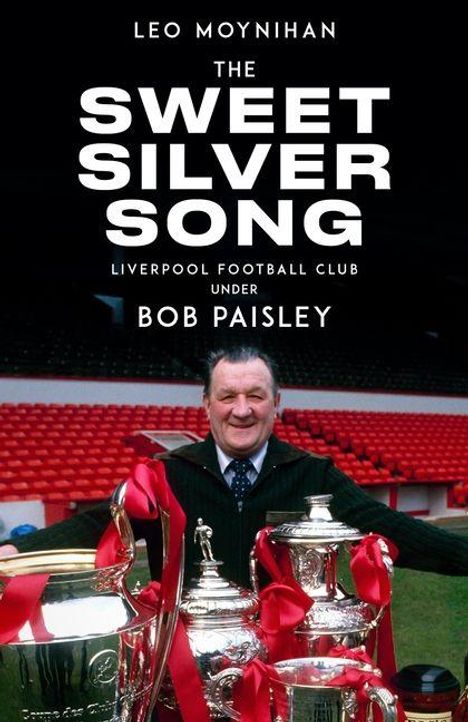 "Leo Moynihan. The Sweet Silver Song. Liverpool Football Club under Bob Paisley." Ein Mann lächelt mit Pokalen im Stadion.
