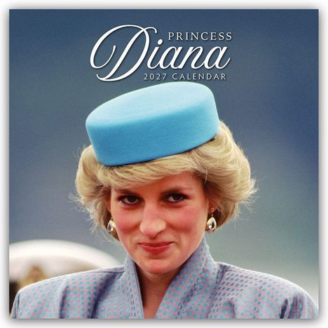 Text: "Princess Diana 2027 Calendar". Eine lächelnde Frau trägt einen blauen Hut und ein passendes Kleid.