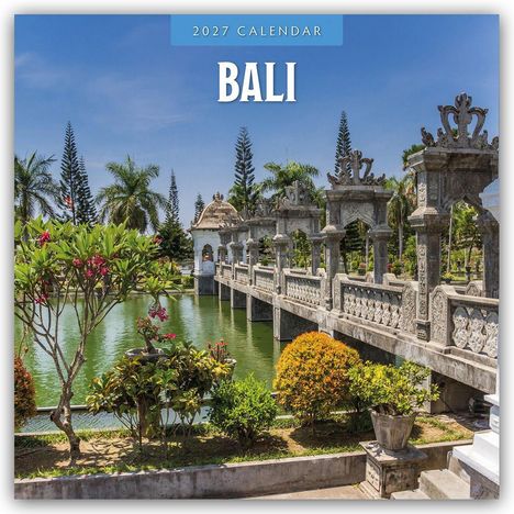„2027 Calendar“, „Bali“. Eine Steinbrücke mit Bögen, umgeben von tropischen Pflanzen und einem Teich mit klarem, blauem Himmel.