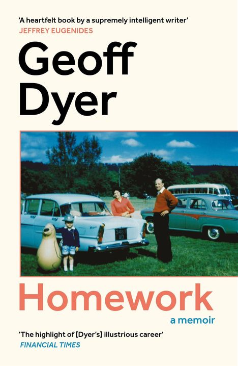 "Homework - a memoir" von Geoff Dyer. Oben ein Foto: Drei Personen neben alten Autos auf einer Wiese.