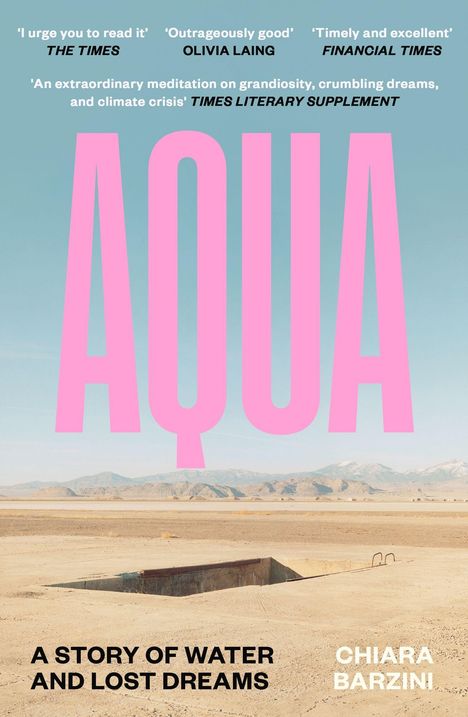 'AQUA' in großen rosa Buchstaben. Hintergrund zeigt eine trockene Wüstenlandschaft mit Bergen und einem verlassenen Swimmingpool.