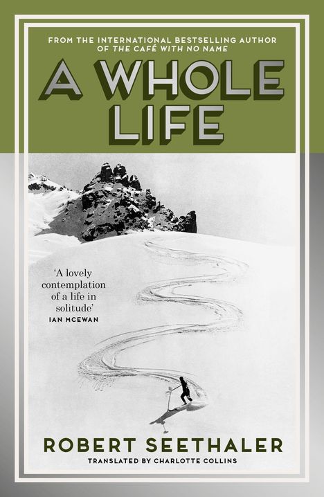 „A Whole Life“ von Robert Seethaler. Schwarz-weißes Foto eines Skifahrers auf einer verschneiten Berglandschaft.