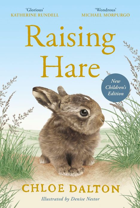 „Raising Hare“ von Chloe Dalton, illustriert von Denise Nestor, zeigt einen jungen Hasen auf einer Wiese.