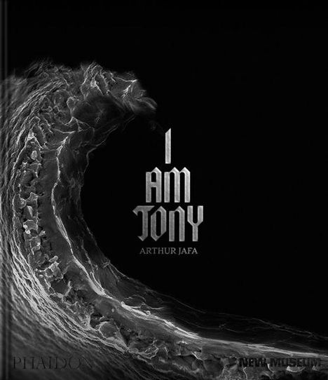 Text: I AM TONY - ARTHUR JAFA. Eine bedrohliche Welle in Schwarz-Weiß.