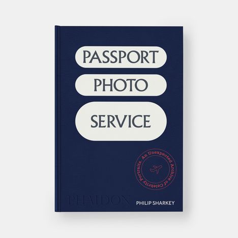 „Passport Photo Service“ in großen Buchstaben auf einem dunkelblauen Hintergrund. Darunter ein roter Kreis mit Flugzeugsymbol.