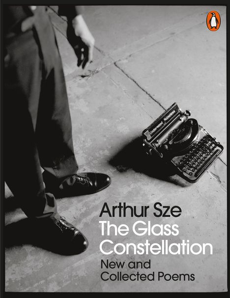 Arthur Sze, The Glass Constellation, New and Collected Poems. Schwarz-Weiß-Foto: Mann bei Schreibmaschine auf Beton.