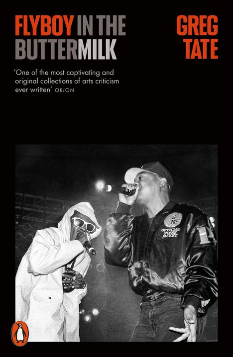 Text: "FLYBOY IN THE BUTTERMILK", "GREG TATE", Zitat von ORION. Schwarz-weißes Foto von zwei Rappern auf der Bühne.