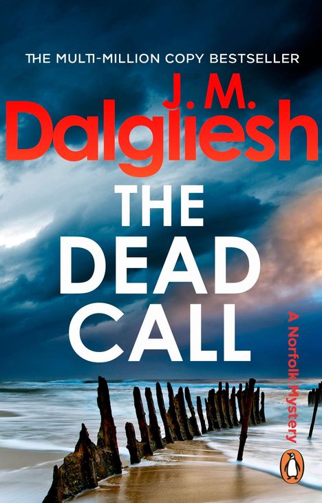 THE MULTI-MILLION COPY BESTSELLER. J.M. Dalgliesh. THE DEAD CALL. A Norfolk Mystery. Küste mit Holzpfählen.
