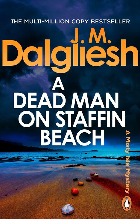 „The Multi-Million Copy Bestseller“, „J.M. Dalgliesh“, „A Dead Man on Staffin Beach“, „A Misty Isle Mystery“. Ein Strand bei Dämmerung mit bunten Steinen im Sand.