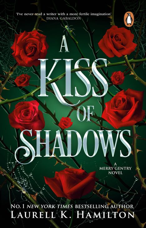 Text: "A Kiss of Shadows", "A Merry Gentry Novel", "Laurell K. Hamilton". Rote Rosen mit Dornen auf grünem Hintergrund, Spinnweben.
