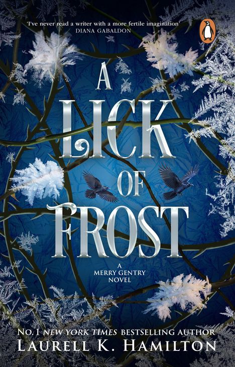 'A LICK OF FROST', dunkelblaue Töne, gefrorene Zweige, zwei schwarze Vögel, frostige Details.