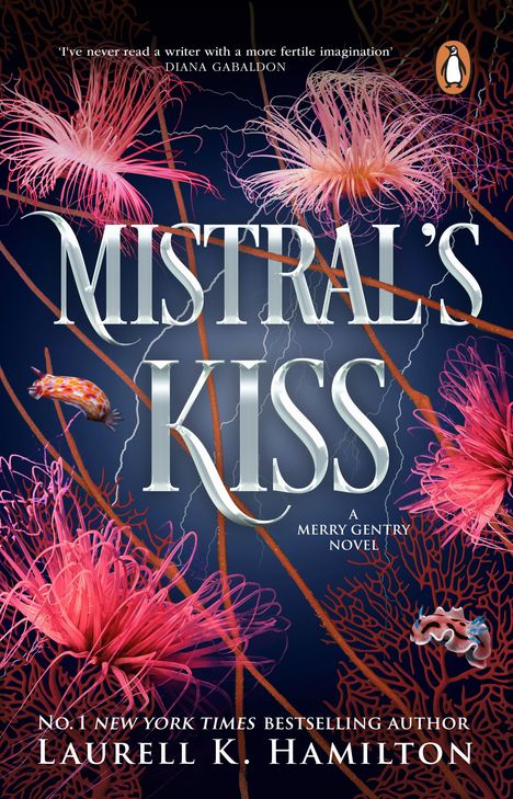 „Mistral's Kiss“ von Laurell K. Hamilton. Pinke Blüten und ein orange-weißer Meeresbewohner auf dunklem Hintergrund.