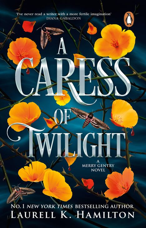 „A Caress of Twilight“ von Laurell K. Hamilton. Blüten und Motten auf dunklem Hintergrund.
