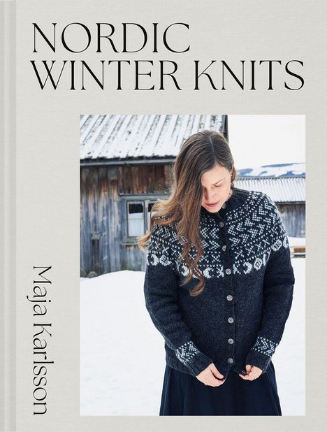 "NORDIC WINTER KNITS", "Maja Karlsson". Frau im gestrickten Pullover vor verschneitem Holzhaus.