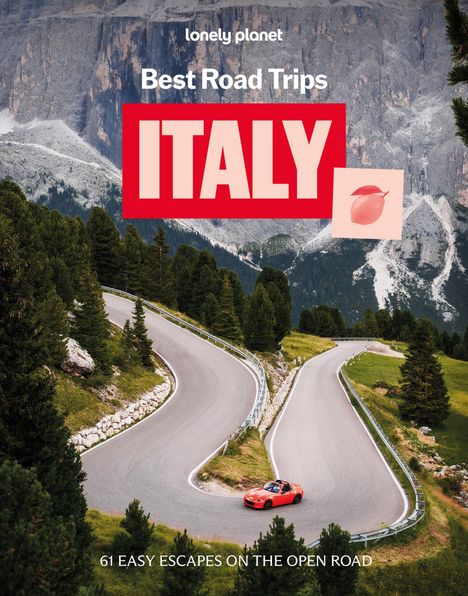 Lonely Planet, Best Road Trips Italy. Ein rotes Auto auf einer Serpentinenstraße, umgeben von Bergen und Tannen.