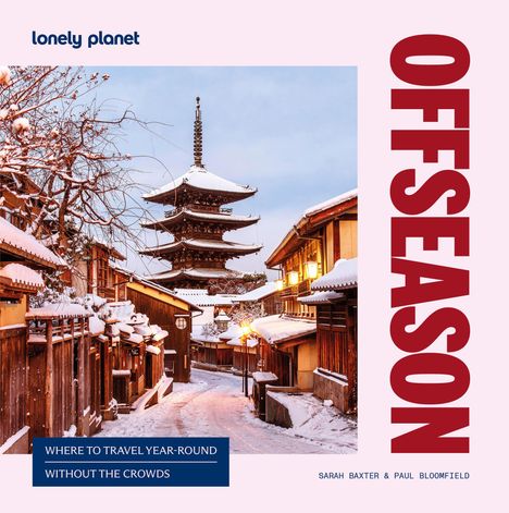 „OFFSEASON“ steht groß vertikal. Winterliche Straße mit traditionellen japanischen Häusern und Schnee.