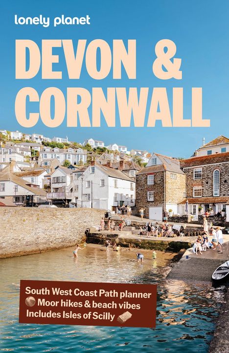 "DEVON & CORNWALL. South West Coast Path planner. Moor hikes & beach vibes. Includes Isles of Scilly." Küstenstadt im Sommer.