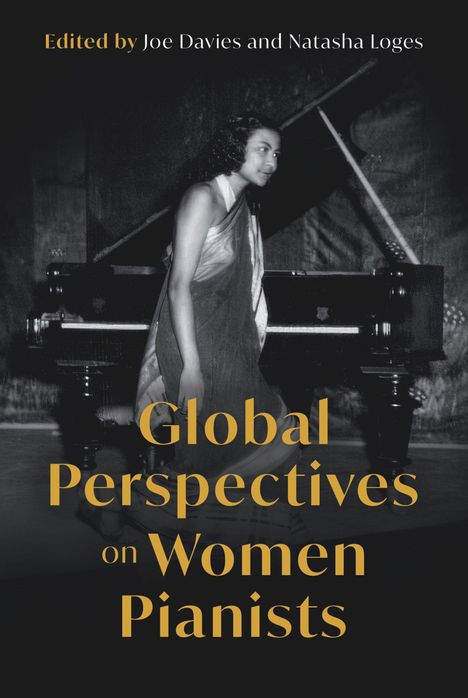 "Global Perspectives on Women Pianists" ist über einem Schwarz-Weiß-Foto einer Frau am Klavier platziert.