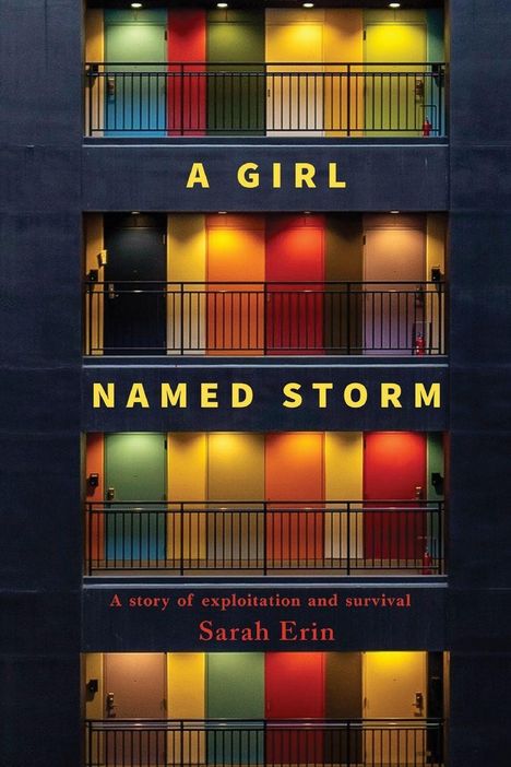 „A Girl Named Storm“ in Gelb auf grauen Wänden mit bunten Türen. Darunter: „A story of exploitation and survival“ von Sarah Erin.