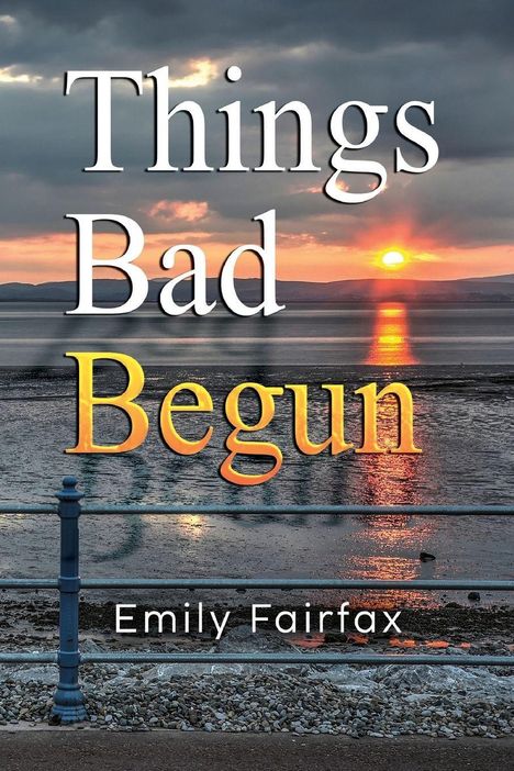 "Things Bad Begun" von Emily Fairfax. Sonnenuntergang am Meer mit reflektierenden Strahlen auf dem Wasser, geländerumzäunter Uferstreifen.