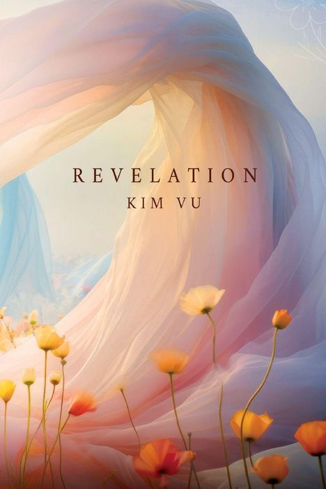 Text: "REVELATION KIM VU". Bunte Blumen vor weichen, fließenden Stoffen in Pastellfarben.