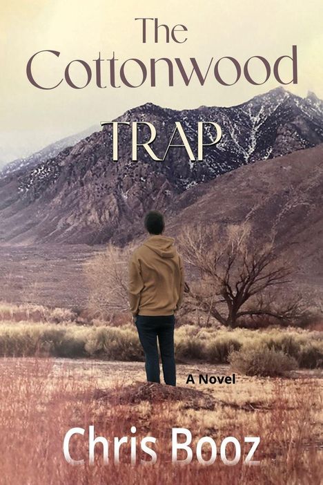 "The Cottonwood Trap" von Chris Booz. Eine Person in einer Wüste steht vor schneebedeckten Bergen.