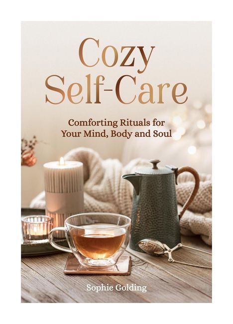 Titel: Cozy Self-Care. Untertitel: Comforting Rituals for Your Mind, Body and Soul. Autor: Sophie Golding. Eine Teetasse, Teekanne, Kerzen und eine Decke.