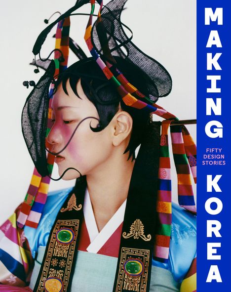 Texte: „MAKING KOREA FIFTY DESIGN STORIES“. Eine Frau in traditioneller koreanischer Kleidung mit buntem Kopfschmuck.