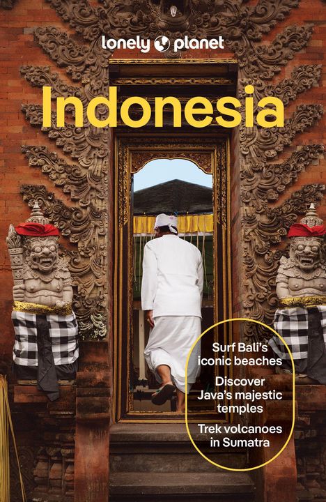 „Lonely Planet. Indonesia. Surf Bali's iconic beaches. Discover Java's majestic temples. Trek volcanoes in Sumatra.“<br>
Ein Mann in Weiß geht durch ein kunstvoll verziertes Tor.