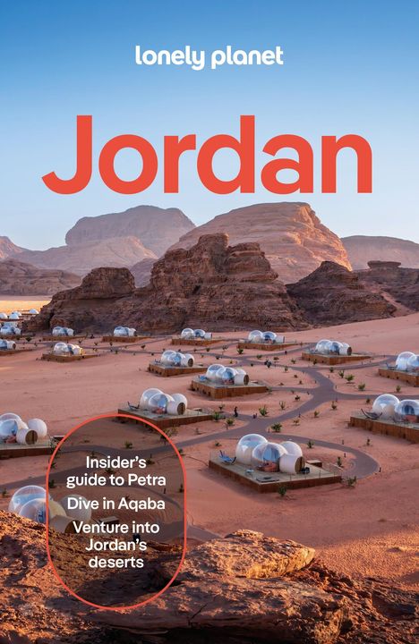 "Insider's guide to Petra; Dive in Aqaba; Venture into Jordan’s deserts." Glaskuppeln in roter Wüstenlandschaft, Berge im Hintergrund.