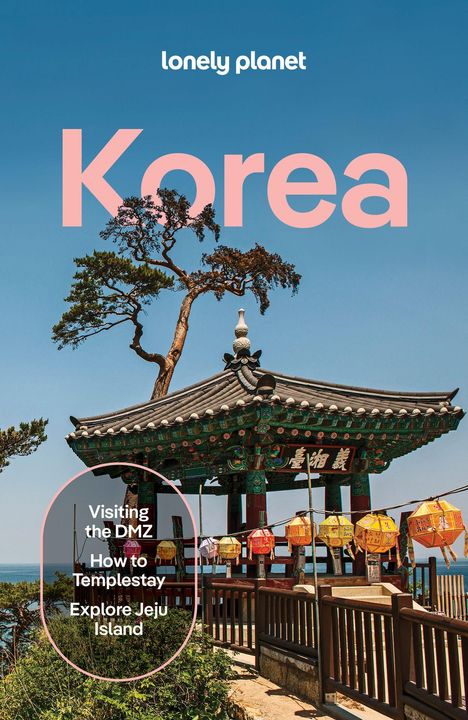 Texte: "lonely planet," "Korea," "Visiting the DMZ," "How to Templestay," "Explore Jeju Island." Traditionelles Pavillon, bunte Laternen.