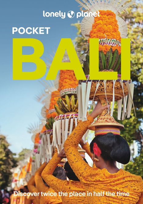 "POCKET BALI" in Großbuchstaben. Frauen in orangen Kleidern tragen dekorative Körbe auf dem Kopf.