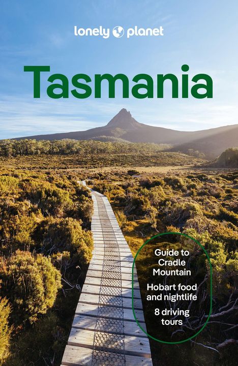 **Tasmania**. Guide to Cradle Mountain, Hobart food and nightlife, 8 driving tours. Ein Holzsteg führt durch eine grüne Landschaft.