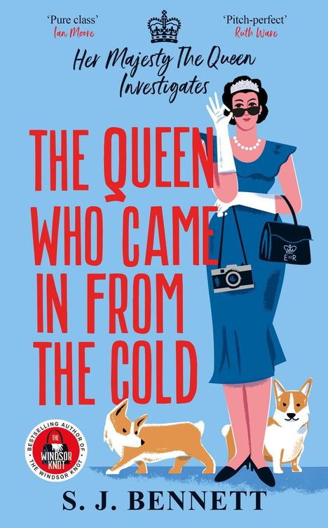 "THE QUEEN WHO CAME IN FROM THE COLD" in roter Schrift. Illustration: Frau in Blau mit Tiara, Corgis, Handtasche und Kamera.