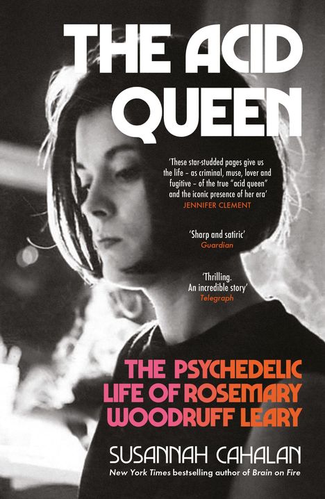 „THE ACID QUEEN“ oben; „THE PSYCHEDELIC LIFE OF ROSEMARY WOODRUFF LEARY“ mittig unten; Schwarz-Weiß-Foto einer Frau.