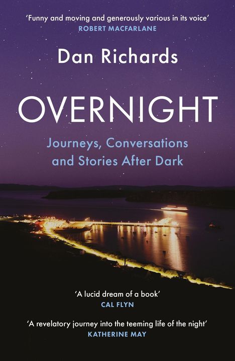 „OVERnIGHT. Journeys, Conversations and Stories After Dark.“ Dan Richards. Nachtansicht einer beleuchteten Küstenlandschaft.