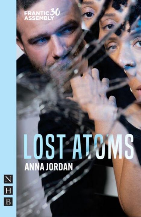 "Lost Atoms, Anna Jordan". Drei Menschen hinter zerbrochenem Glas, konzentrierte Blicke, blaue und weiße Schrift.