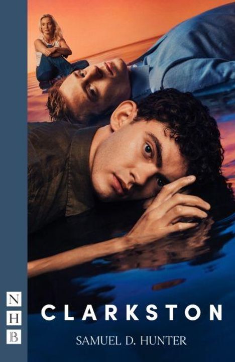 „CLARKSTON“ von Samuel D. Hunter. Zwei Männer liegen an einem Gewässer, eine Frau sitzt im Hintergrund.