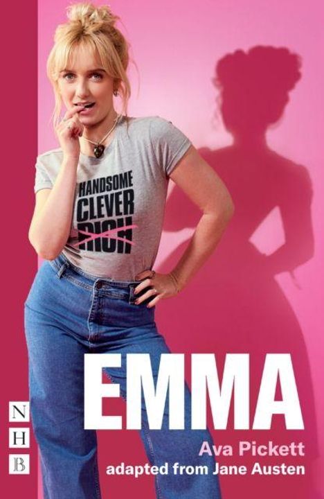 „EMMA“, „Ava Pickett“, „adapted from Jane Austen“. Frau in Jeans mit T-Shirt „Handsome Clever Rich“, rosa Hintergrund.