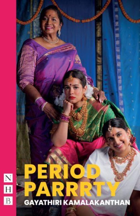 „PERIOD PARRRTY“ von Gayathiri Kamalakankanthan. Drei Frauen in traditioneller Kleidung vor blauem Hintergrund.