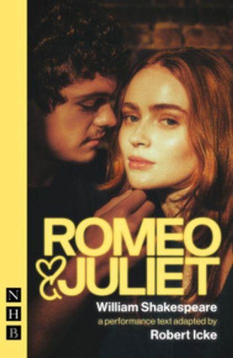 Text: "ROMEO & JULIET, William Shakespeare, a performance text adapted by Robert Icke." Zwei Menschen nah beieinander.