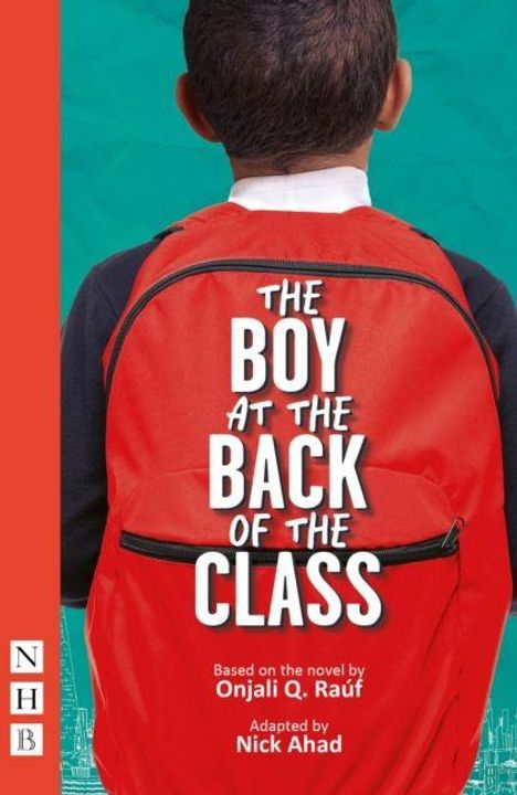 "The Boy at the Back of the Class", basierend auf dem Roman von Onjali Q. Rauf, adaptiert von Nick Ahad. Junge mit rotem Rucksack.