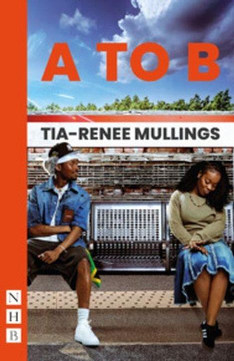 Titel: "A TO B", Autor: TIA-RENEE MULLINGS. Zwei Personen sitzen distanziert auf einer Bank, Stadtumgebung im Hintergrund.