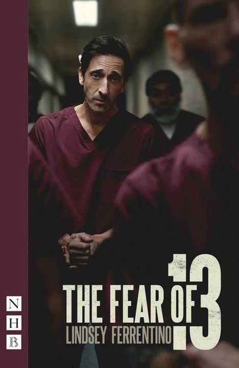 „THE FEAR OF 13“ und „LINDSEY FERRENTINO“ unten. Ein Mann in rotem Anzug steht im Flur, wirkt nachdenklich.