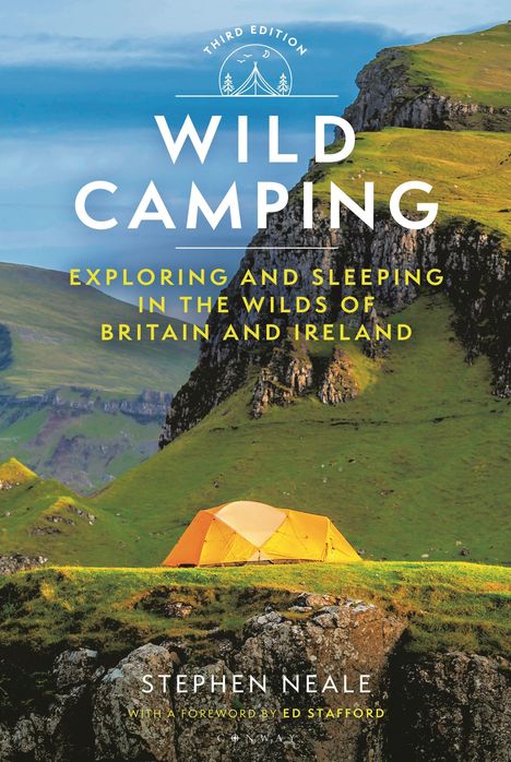 "Wild Camping: Exploring and Sleeping in the Wilds of Britain and Ireland. Stephen Neale." Ein Zelt auf grüner Wiese.