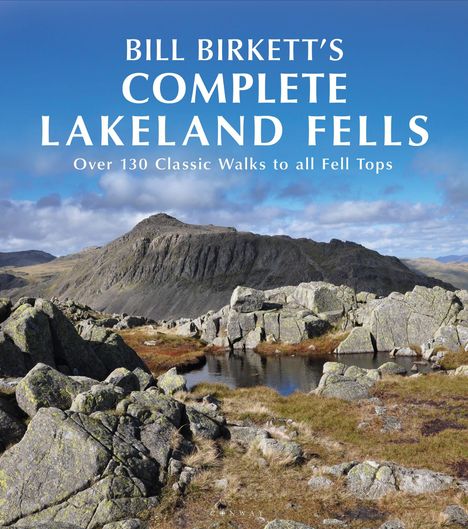 "Bill Birkett's Complete Lakeland Fells. Over 130 Classic Walks to all Fell Tops." Felsige Landschaft mit Bergen und blauem Himmel.