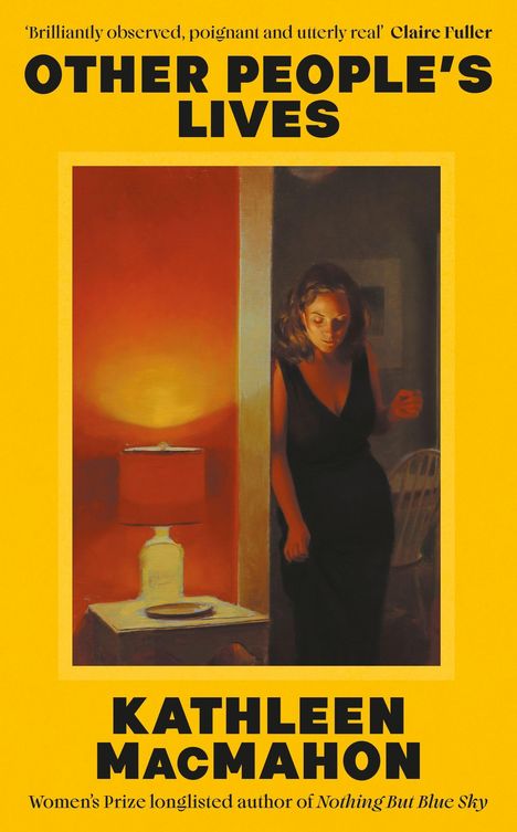 „OTHER PEOPLE'S LIVES“ von Kathleen MacMahon. Frau im schwarzen Kleid steht in einer Tür, warme Beleuchtung.