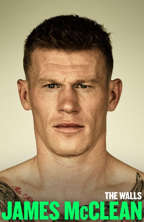 Oben steht "THE WALLS", unten "JAMES McCLEAN" in Grün. Ein Mann mit kurzen Haaren, ernstem Ausdruck und Tattoos.