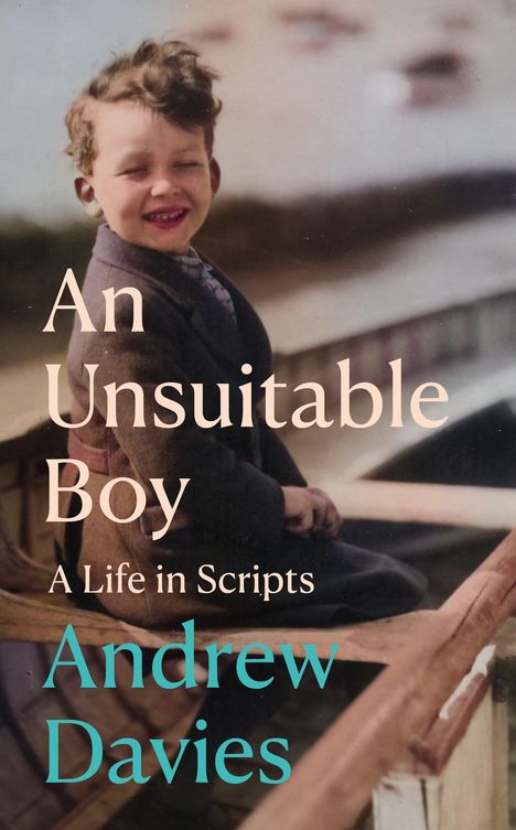 "An Unsuitable Boy: A Life in Scripts" von Andrew Davies; lächelnder Junge in einem Anzug sitzt draußen.